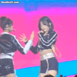 <b>무대도중</b> 안유진 도와주다가 고장난 아이브 장원영 ㅋㅋㅋㅋㅋ