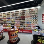 홍대 '라면 도서관' 외국인 북적 핫플…K-라면 매운맛 세계인 울렸다