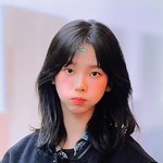 <b>반창고</b> 붙이고 입국하는 카리나