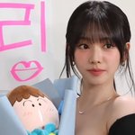 <b>맹구</b> 꽃다발 든 카리나