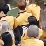 오 마크 <b>미나</b> 손잡았네 ㅋㅋㅋㅋㅋ