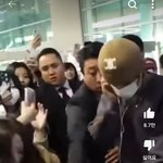 넘어진 <b>팬</b> 잡아주려는 방탄 <b>뷔</b>