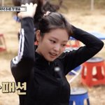 제니 <b>링귀</b>걸이 아디다스져지 카키색 바지 봤음?