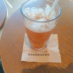 그란데 먹는 돼지 판녀 <b>스벅</b>왔어