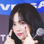 오늘 <b>블루</b>렌즈 낀 에스파 카리나