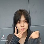 연준 <b>생얼</b> 왜이렇게 앳되보이냐