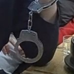 "<b>재미</b>로 찼다" 수갑찬 채 국밥 먹던 10대, 경찰에 붙잡힌...