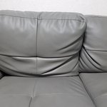 아니, <b>소파</b> 등받이에 쓰레기가 들어있네요