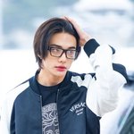 안경에 떼지않은 베르사체 <b>네임</b>택이 오히려 패션같은 현진 공항 기사사진