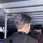 제베원 장<b>하오</b> 손 잡은 스태프