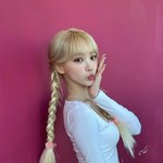 김채원 <b>금발</b> 땋은 <b>머리</b> 개잘어울리네
