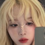 윈터 금발 너무 예뻐