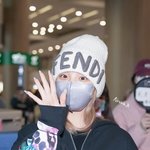 우기 입국하면서 팬들한테 사탕 나눠줌