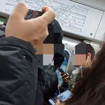 꾸역꾸역 여는 핸드폰, 공공장소는 눈귀막고 개인감성 <b>충족</b>시키는 곳아님.