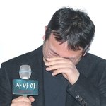 기자들 앞에서 우는 영화<b>감독</b>