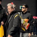 <b>키티</b> 머리띠에 과자 가방 맨 최민식