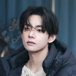 <b>뷔</b>는 어케 성형 안 하고 이 얼굴이지?