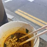 나 길거리에서 <b>라면</b> 먹음 ㅋㅋ