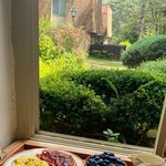 <b>창가</b>에서 먹는 브런치는 어때?