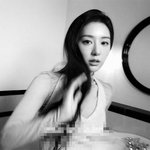 분위기 남다른 김지원 흑백 화보