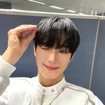 [아이돌] 누나... 잠들면 안돼... 우리 좋아하는 강아지 이야기 <b>하자</b>