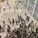 가드 8명이 경호해도 못막는 중국팬의 <b>공항질서</b>