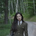 김지원 볼<b>때</b>마다 뭔가