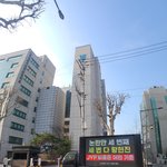 [댓글부탁해] 현재 <b>JYP</b> 사옥 앞에서 스트레이키즈 현진 퇴출 요구...