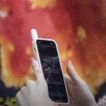 한소희 폰 <b>액정</b> 깨졌네