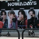 <b>나우</b>어데이즈 큐브 사옥에 걸린 사진에 싸인하고 감