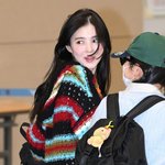 [사진]류준열 한소희,'러블리 <b>미소</b>와 함께 입국'