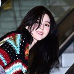 ‘류준열’ 한소희, 밝은 미소로 나홀로 귀국…<b>왼손</b> 반지는 커플링?