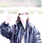 [꼭조언부탁] 아이유 콘서트 <b>투어</b> 오늘 간 공항 출국 디스패치사진