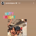 제니 <b>리사</b> 밥먹다가 우연히 마주쳐서 사진 찍은 거 봐ㅋㅋㅋㅋ