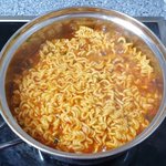 [댓글부탁해] 꽤 <b>치열</b>하게 갈린다는 라면 취향.jpgif