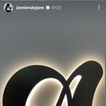 제니 회사 로고 <b>위에</b> 블핑 굿즈 올려둔거 뭔가 귀엽네