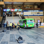 서울 지하철 왕십리역으로 버스 <b>돌진</b>