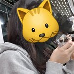 <b>전철</b> 안에 앉아서 햄버거를 먹네