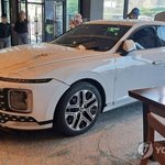 스타벅스 매장 안으로 차량 <b>돌진</b> 8명 부상