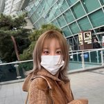 공항에서 팬 <b>그립</b>톡 보고 눈 똥그래진 아이들 우기