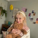 윈터 금발에 <b>머리띠</b> 하니까 하이틴 여주 같다