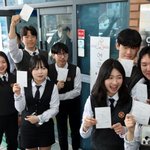 "우리 오늘 투표했어요" 만 18세 청소년 유권자도 <b>사전</b>투표...
