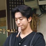 남주<b>혁</b> 입에 물고 있는거