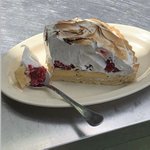 <b>머랭</b> 가득한 타르트 한 조각