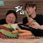 [댓글부탁해] 다소 신박해보이는 채소 먹방 <b>asmr</b> 영상