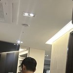 뷔 등에 <b>상처</b>