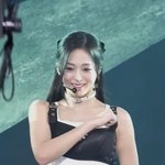 <b>아현</b> 데뷔무대때 웃는거 귀엽다