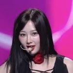 <b>지젤</b> 이 머리 너무 답답해보임