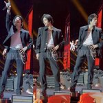 <b>심플</b>한데 화려하게 커스텀된 현진 베르사체 무대의상