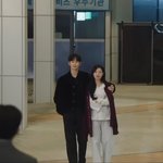 오른손잡이 <b>전재준</b>을 연기하는 왼손잡이 김수현